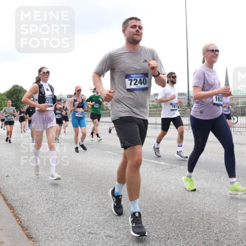 29.06.2025 - hella hamburg halbmarathon Lena Gebhardt http://msf.ph/oto/8352674 29.06.2025 10:48:00 Lombardsbrücke 8310, 14222, 13399, 3049, 7240, 791, 163, 124, 1045, 1157, 1174, 1175, 1246, 1392, 1618, 1639, 1645, 1701, 1926, 2037, 2163, 2197, 2418, 2491, 2545, 2650, 2704, 2756, 2790, 2882, 2958, 3049, 3320, 3468, 3504, 3679, 3933, 4037, 4327, 4423, 4588, 4856, 5585, 5621, 5622, 5886, 5952, 7240, 7393, 7394, 7427, 7532, 7916, 7970, 8077, 8310, 8521, 8550, 8774, 9356, 9687, 9696, 9697, 9921, 10145, 10658, 10777, 10794, 10991, 11351, 11548, 11730, 11742, 11781, 11802, 11909, 12431 meine-sportfotos.de