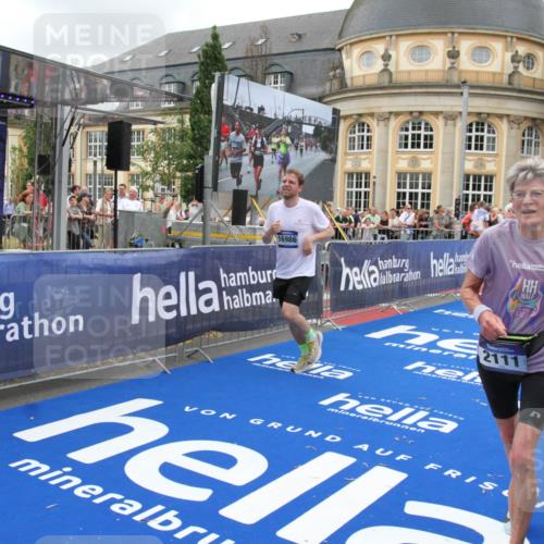 29.06.2025 - hella hamburg halbmarathon Michael Strokosch http://msf.ph/oto/8352711 29.06.2025 10:53:16 Ziel 2111, 7383, 8273, 8361, 9142, 12875, 15179, 16929, 16986 meine-sportfotos.de