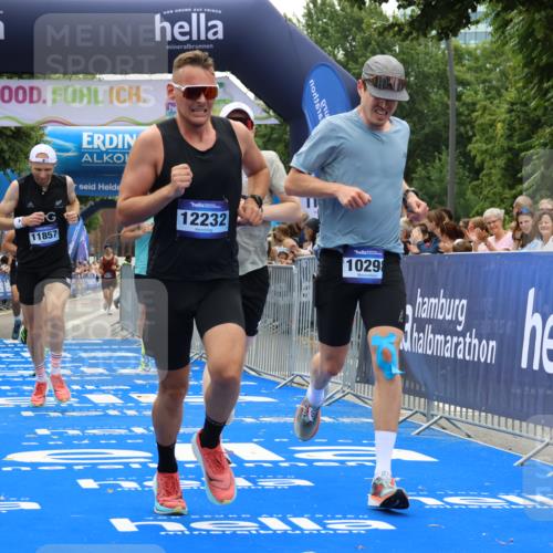 29.06.2025 - hella hamburg halbmarathon Strokosch-Dieckow http://msf.ph/oto/8352736 29.06.2025 10:31:14 Ziel 3201, 3955, 4812, 10017, 10298, 11857, 12232, 13754, 14450, 14548, 18177, 19042 meine-sportfotos.de