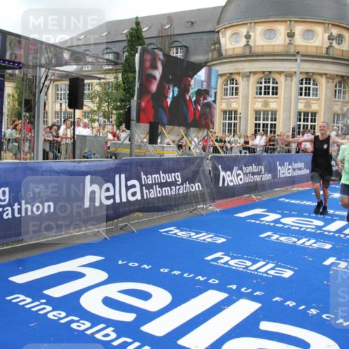 29.06.2025 - hella hamburg halbmarathon Michael Strokosch http://msf.ph/oto/8352766 29.06.2025 10:53:17 Ziel 2074, 2111, 7312, 7383, 8273, 8361, 9142, 12875, 15179, 16929, 16986 meine-sportfotos.de