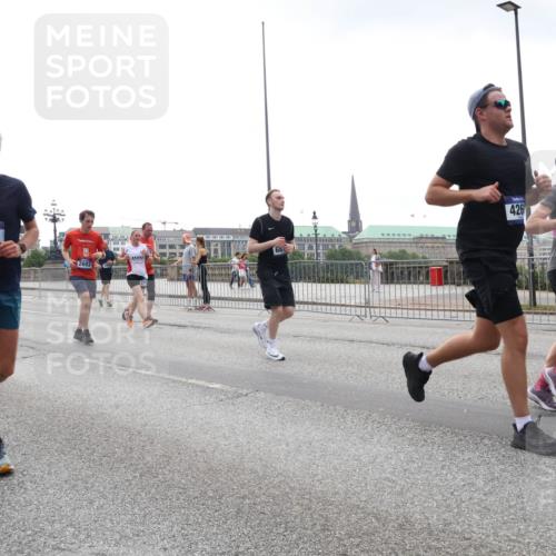 29.06.2025 - hella hamburg halbmarathon Lena Gebhardt http://msf.ph/oto/8352793 29.06.2025 10:38:47 Lombardsbrücke 116, 1675, 415, 9689, 68, 2693, 426, 59, 56, 1232, 1390, 1451, 1721, 1791, 2113, 2151, 2524, 2534, 2576, 2660, 2693, 3010, 3094, 3095, 3216, 3286, 3307, 3323, 3338, 3635, 3636, 3726, 3745, 3777, 3841, 3927, 4028, 4139, 4155, 4159, 4257, 4259, 4260, 4316, 4320, 4410, 4883, 4964, 5085, 5089, 5155, 5617, 5684, 5735, 5913, 6062, 6112, 6695, 6696, 6875, 7117, 7148, 7263, 7371, 7561, 7692, 7849, 7868, 8367, 8783, 9708, 9974, 9977, 10072, 10554, 13060 meine-sportfotos.de