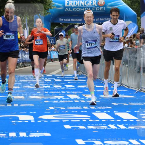 29.06.2025 - hella hamburg halbmarathon Strokosch-Dieckow http://msf.ph/oto/8352831 29.06.2025 10:31:10 Ziel 3201, 4812, 5826, 10017, 10298, 10929, 11857, 12232, 13754, 14450, 14548, 18177, 19042 meine-sportfotos.de