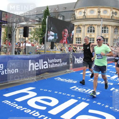 29.06.2025 - hella hamburg halbmarathon Michael Strokosch http://msf.ph/oto/8352835 29.06.2025 10:53:18 Ziel 2074, 2111, 7312, 7383, 8273, 8361, 9142, 12875, 15179, 15681, 16929, 16986, 18901 meine-sportfotos.de