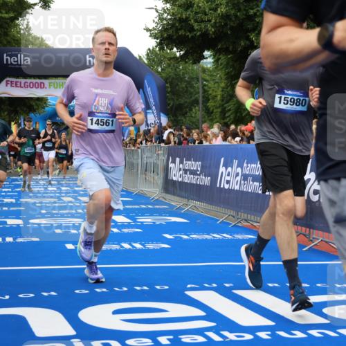 29.06.2025 - hella hamburg halbmarathon Strokosch-Dieckow http://msf.ph/oto/8352850 29.06.2025 10:52:29 Ziel 2670, 3715, 3952, 6561, 6562, 7178, 7232, 8371, 8661, 9145, 9739, 9876, 11689, 11791, 12450, 13015, 13051, 13211, 13301, 14561, 15001, 15144, 15980, 17997, 18982 meine-sportfotos.de