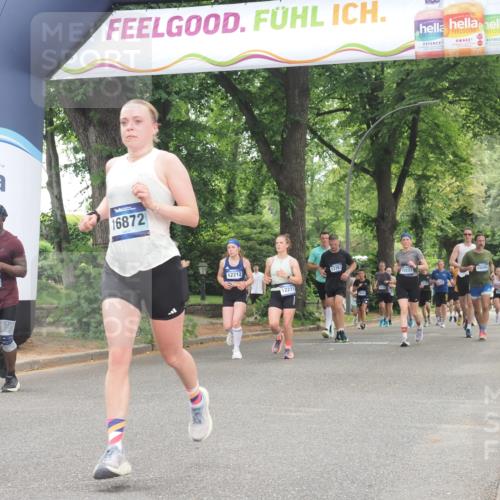 29.06.2025 - hella hamburg halbmarathon KatJ http://msf.ph/oto/8352863 29.06.2025 10:51:15 Zwischen KM18-KM19 5354, 5365, 8578 meine-sportfotos.de