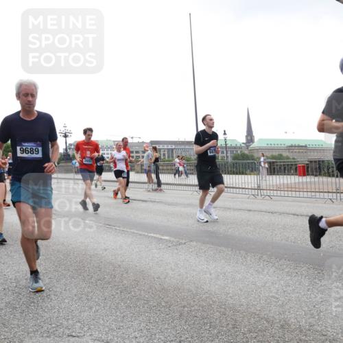 29.06.2025 - hella hamburg halbmarathon Lena Gebhardt http://msf.ph/oto/8352886 29.06.2025 10:38:47 Lombardsbrücke 12116, 9689, 2693, 426, 591, 56, 1232, 1390, 1451, 1721, 1791, 2113, 2151, 2524, 2534, 2576, 2660, 2693, 3010, 3094, 3095, 3216, 3286, 3307, 3323, 3338, 3635, 3636, 3726, 3745, 3777, 3841, 3927, 4028, 4139, 4155, 4159, 4257, 4259, 4260, 4316, 4320, 4410, 4883, 4964, 5085, 5089, 5155, 5617, 5684, 5735, 5913, 6062, 6112, 6695, 6696, 6875, 7117, 7148, 7263, 7371, 7561, 7692, 7849, 7868, 8367, 8783, 9708, 9974, 9977, 10072, 10554, 13060 meine-sportfotos.de