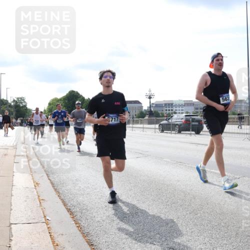 29.06.2025 - hella hamburg halbmarathon Lena Gebhardt http://msf.ph/oto/8352903 29.06.2025 10:13:49 Lombardsbrücke 563, 717, 1007, 1131, 1194, 1480, 1859, 1890, 2055, 2359, 2721, 2904, 2987, 3729, 4001, 4187, 4795, 4950, 4962, 5232, 5546, 5631, 5719, 6026, 6287, 6710, 6717, 6724, 7346, 7446, 7447, 7460, 7462, 7913, 8279, 8673, 9128, 9612, 9631, 9886, 10442, 10443, 10977, 11441, 11987, 12313, 12797, 12928, 12929, 13331, 13788, 13928, 15085, 15482, 15663, 15721, 15722, 15840, 16491, 17439, 17472, 17474, 17985, 18041, 18222, 18231, 18236, 18239 meine-sportfotos.de