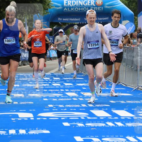 29.06.2025 - hella hamburg halbmarathon Strokosch-Dieckow http://msf.ph/oto/8352906 29.06.2025 10:31:10 Ziel 3201, 4812, 5826, 10017, 10298, 10929, 11857, 12232, 13754, 14450, 14548, 18177, 19042 meine-sportfotos.de