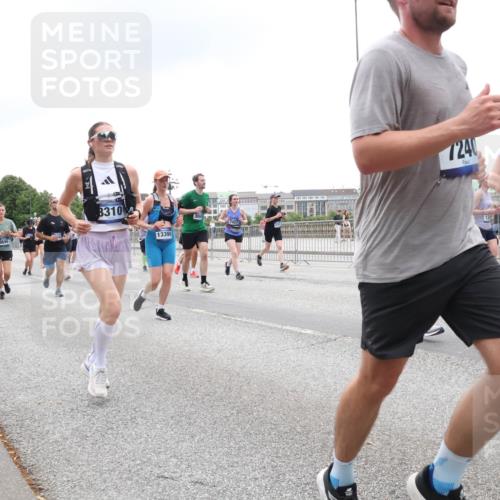 29.06.2025 - hella hamburg halbmarathon Lena Gebhardt http://msf.ph/oto/8352922 29.06.2025 10:48:00 Lombardsbrücke 8310, 13399, 7240, 163, 1045, 1157, 1174, 1175, 1246, 1392, 1618, 1639, 1645, 1701, 1926, 2037, 2163, 2197, 2418, 2491, 2545, 2650, 2704, 2756, 2790, 2882, 2958, 3049, 3320, 3468, 3504, 3679, 3933, 4037, 4327, 4423, 4588, 4856, 5585, 5621, 5622, 5886, 5952, 7240, 7393, 7394, 7427, 7532, 7916, 7970, 8077, 8310, 8521, 8550, 8774, 9356, 9687, 9696, 9697, 9921, 10145, 10658, 10777, 10794, 10991, 11351, 11548, 11730, 11742, 11781, 11802, 11909, 12431 meine-sportfotos.de