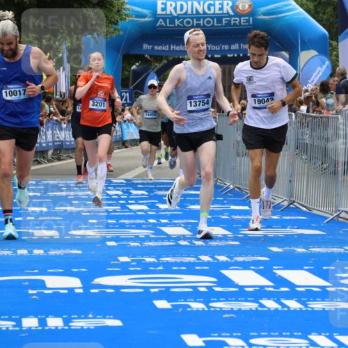 29.06.2025 - hella hamburg halbmarathon Strokosch-Dieckow http://msf.ph/oto/8352945 29.06.2025 10:31:10 Ziel 3201, 4812, 5826, 10017, 10298, 10929, 11857, 12232, 13754, 14450, 14548, 18177, 19042 meine-sportfotos.de