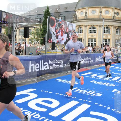 29.06.2025 - hella hamburg halbmarathon Michael Strokosch http://msf.ph/oto/8352953 29.06.2025 10:53:20 Ziel 1683, 2074, 2354, 4065, 7312, 7383, 8273, 8361, 9142, 11844, 12490, 12875, 15179, 15681, 16929, 18901 meine-sportfotos.de