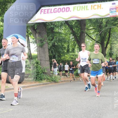 29.06.2025 - hella hamburg halbmarathon KatJ http://msf.ph/oto/8352970 29.06.2025 10:51:20 Zwischen KM18-KM19  meine-sportfotos.de