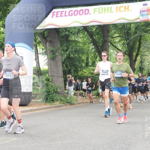 29.06.2025 - hella hamburg halbmarathon KatJ http://msf.ph/oto/8352976 29.06.2025 10:51:20 Zwischen KM18-KM19  meine-sportfotos.de