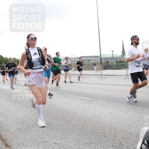 29.06.2025 - hella hamburg halbmarathon Lena Gebhardt http://msf.ph/oto/8352986 29.06.2025 10:48:00 Lombardsbrücke 12582, 8310, 7916, 1045, 1157, 1174, 1175, 1246, 1392, 1618, 1639, 1645, 1701, 1926, 2037, 2163, 2197, 2418, 2491, 2545, 2650, 2704, 2756, 2790, 2882, 2958, 3049, 3320, 3468, 3504, 3679, 3933, 4037, 4327, 4423, 4588, 4856, 5585, 5621, 5622, 5886, 5952, 7240, 7393, 7394, 7427, 7532, 7916, 7970, 8077, 8310, 8521, 8550, 8774, 9356, 9687, 9696, 9697, 9921, 10145, 10658, 10777, 10794, 10991, 11351, 11548, 11730, 11742, 11781, 11802, 11909, 12431 meine-sportfotos.de