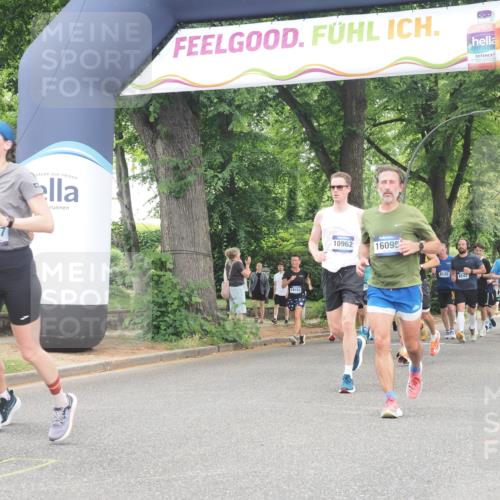 29.06.2025 - hella hamburg halbmarathon KatJ http://msf.ph/oto/8352988 29.06.2025 10:51:20 Zwischen KM18-KM19  meine-sportfotos.de