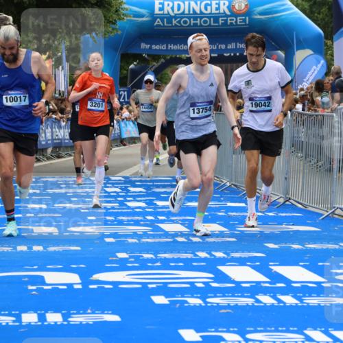 29.06.2025 - hella hamburg halbmarathon Strokosch-Dieckow http://msf.ph/oto/8352993 29.06.2025 10:31:10 Ziel 3201, 4812, 5826, 10017, 10298, 10929, 11857, 12232, 13754, 14450, 14548, 18177, 19042 meine-sportfotos.de