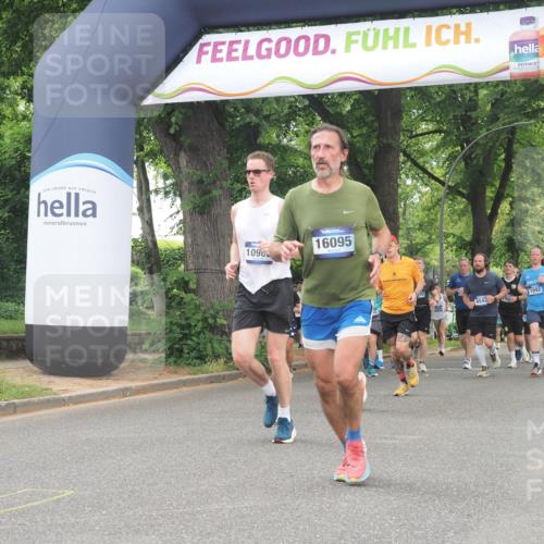 29.06.2025 - hella hamburg halbmarathon KatJ http://msf.ph/oto/8353008 29.06.2025 10:51:21 Zwischen KM18-KM19 1194, 8561 meine-sportfotos.de
