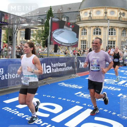 29.06.2025 - hella hamburg halbmarathon Michael Strokosch http://msf.ph/oto/8353041 29.06.2025 10:53:22 Ziel 1683, 1727, 2074, 2354, 4065, 7312, 8361, 8651, 9142, 11844, 12490, 12875, 15179, 15681, 15838, 18134, 18901 meine-sportfotos.de