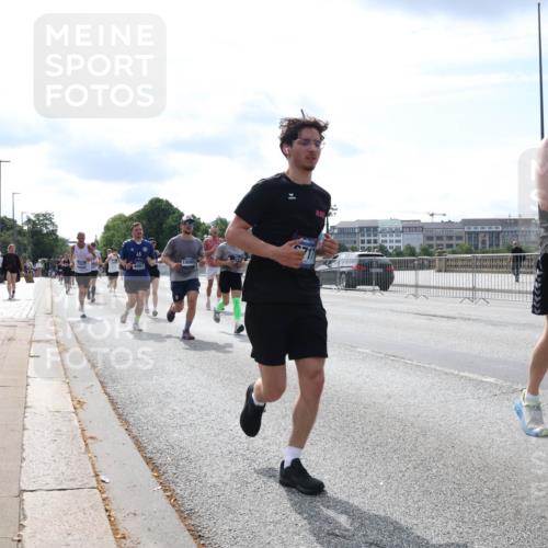 29.06.2025 - hella hamburg halbmarathon Lena Gebhardt http://msf.ph/oto/8353052 29.06.2025 10:13:50 Lombardsbrücke 56, 1007, 1131, 1194, 1480, 1859, 1890, 2055, 2359, 2721, 2904, 2987, 3729, 4001, 4187, 4795, 4950, 4962, 5232, 5546, 5631, 5719, 6026, 6287, 6710, 6717, 6724, 7346, 7446, 7447, 7460, 7462, 7913, 8279, 8673, 9128, 9612, 9631, 9886, 10442, 10443, 10977, 11441, 11987, 12313, 12797, 12928, 12929, 13331, 13788, 13928, 15085, 15482, 15663, 15721, 15722, 15840, 16491, 17439, 17472, 17474, 17985, 18041, 18222, 18231, 18236, 18239 meine-sportfotos.de