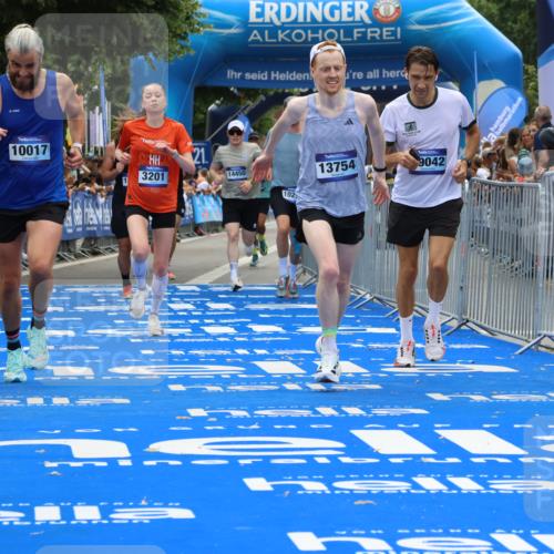 29.06.2025 - hella hamburg halbmarathon Strokosch-Dieckow http://msf.ph/oto/8353087 29.06.2025 10:31:10 Ziel 3201, 4812, 5826, 10017, 10298, 10929, 11857, 12232, 13754, 14450, 14548, 18177, 19042 meine-sportfotos.de