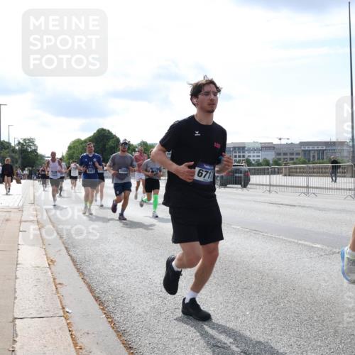 29.06.2025 - hella hamburg halbmarathon Lena Gebhardt http://msf.ph/oto/8353135 29.06.2025 10:13:50 Lombardsbrücke 15085, 671, 4001, 15085, 56, 1007, 1131, 1194, 1480, 1859, 1890, 2055, 2359, 2721, 2904, 2987, 3729, 4001, 4187, 4795, 4950, 4962, 5232, 5546, 5631, 5719, 6026, 6287, 6710, 6717, 6724, 7346, 7446, 7447, 7460, 7462, 7913, 8279, 8673, 9128, 9612, 9631, 9886, 10442, 10443, 10977, 11441, 11987, 12313, 12797, 12928, 12929, 13331, 13788, 13928, 15085, 15482, 15663, 15721, 15722, 15840, 16491, 17439, 17472, 17474, 17985, 18041, 18222, 18231, 18236, 18239 meine-sportfotos.de