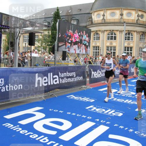 29.06.2025 - hella hamburg halbmarathon Michael Strokosch http://msf.ph/oto/8353162 29.06.2025 10:53:24 Ziel 1683, 1727, 2074, 2354, 4065, 6198, 6942, 7312, 8651, 9142, 11844, 12490, 13997, 15179, 15681, 15838, 18134, 18901 meine-sportfotos.de