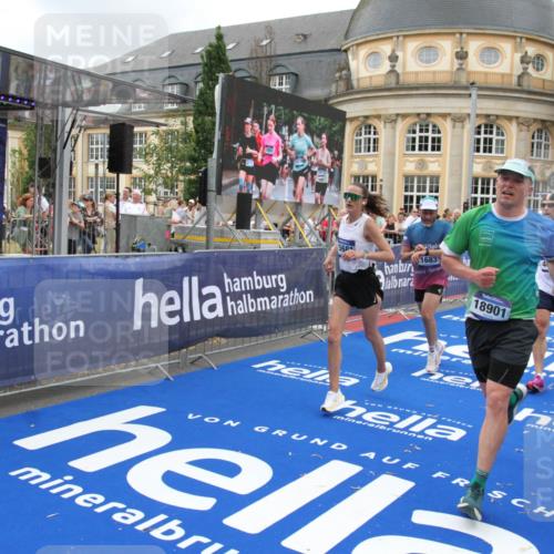 29.06.2025 - hella hamburg halbmarathon Michael Strokosch http://msf.ph/oto/8353177 29.06.2025 10:53:25 Ziel 1683, 1727, 2074, 2354, 4065, 6198, 6629, 6942, 7312, 8651, 11844, 12490, 13997, 15681, 15838, 18134, 18901 meine-sportfotos.de