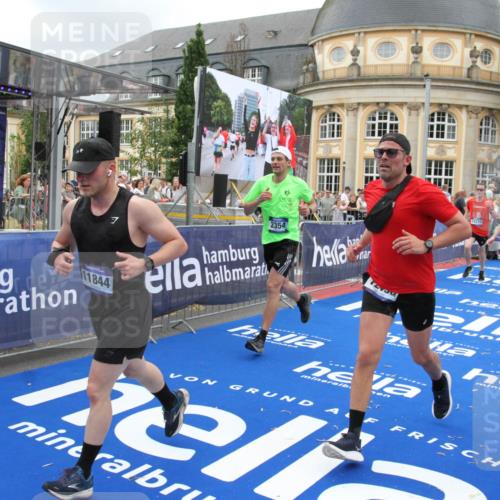 29.06.2025 - hella hamburg halbmarathon Michael Strokosch http://msf.ph/oto/8353294 29.06.2025 10:53:26 Ziel 1683, 1727, 2074, 2354, 4065, 6198, 6629, 6942, 7312, 8651, 11844, 12490, 13997, 15681, 15838, 18134, 18901 meine-sportfotos.de