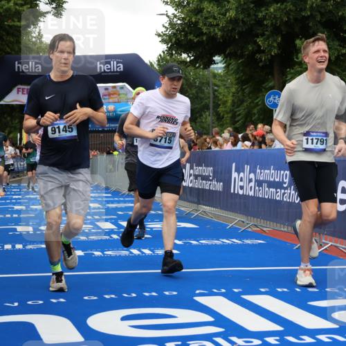 29.06.2025 - hella hamburg halbmarathon Strokosch-Dieckow http://msf.ph/oto/8353334 29.06.2025 10:52:28 Ziel 3715, 6561, 6562, 7178, 7232, 8371, 8661, 9145, 9739, 9876, 11791, 13015, 13211, 13301, 14561, 15001, 15144, 15980, 17997, 18982 meine-sportfotos.de