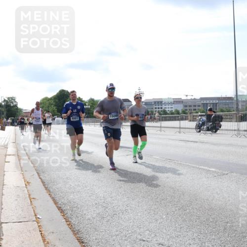 29.06.2025 - hella hamburg halbmarathon Lena Gebhardt http://msf.ph/oto/8353423 29.06.2025 10:13:51 Lombardsbrücke 45, 4001, 15085, 62, 1131, 1194, 1480, 1890, 2055, 2359, 2721, 2904, 2987, 3729, 4001, 4187, 4795, 4950, 4962, 5232, 5546, 5631, 5719, 6026, 6287, 6710, 6717, 6724, 7346, 7446, 7447, 7460, 7462, 7913, 8057, 8279, 8673, 9128, 9612, 9631, 9886, 10442, 10443, 10977, 11441, 11987, 12313, 12797, 12928, 12929, 13331, 13788, 13928, 15085, 15482, 15663, 15721, 15722, 15840, 16491, 17439, 17472, 17985, 18041, 18222, 18231, 18236, 18239 meine-sportfotos.de