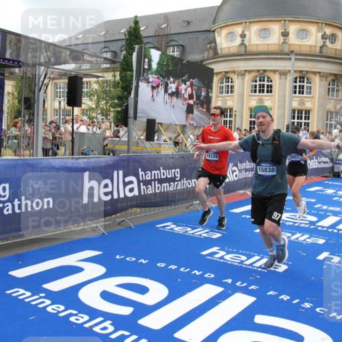 29.06.2025 - hella hamburg halbmarathon Michael Strokosch http://msf.ph/oto/8353427 29.06.2025 10:53:28 Ziel 1683, 1727, 2354, 4065, 6198, 6629, 6942, 8651, 11068, 11844, 12490, 12909, 13912, 13997, 15838, 18134 meine-sportfotos.de