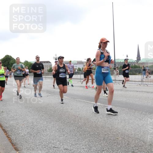 29.06.2025 - hella hamburg halbmarathon Lena Gebhardt http://msf.ph/oto/8353555 29.06.2025 10:48:01 Lombardsbrücke 9696, 6077, 9697, 14222, 8774, 13399, 1045, 1157, 1174, 1175, 1246, 1392, 1618, 1639, 1645, 1701, 1926, 2037, 2163, 2197, 2418, 2491, 2545, 2650, 2704, 2756, 2790, 2882, 2958, 3049, 3320, 3468, 3504, 3679, 3933, 4327, 4423, 4588, 4856, 5585, 5621, 5622, 5886, 5952, 7240, 7393, 7394, 7427, 7532, 7916, 7970, 8077, 8310, 8521, 8550, 8774, 9356, 9687, 9696, 9697, 9775, 9921, 10145, 10658, 10777, 10794, 10991, 11351, 11548, 11730, 11742, 11781, 11802, 11909, 12431 meine-sportfotos.de