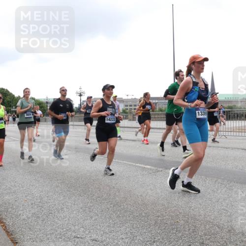 29.06.2025 - hella hamburg halbmarathon Lena Gebhardt http://msf.ph/oto/8353664 29.06.2025 10:48:02 Lombardsbrücke 9696, 9691, 5881, 14222, 1339, 1215, 1045, 1157, 1174, 1175, 1246, 1392, 1618, 1639, 1645, 1701, 1926, 2037, 2163, 2197, 2418, 2491, 2545, 2650, 2704, 2756, 2790, 2882, 2958, 3049, 3320, 3468, 3504, 3679, 3933, 4327, 4423, 4588, 4856, 5585, 5781, 5886, 5952, 6143, 7240, 7393, 7394, 7427, 7532, 7916, 7970, 8077, 8310, 8521, 8550, 8774, 9356, 9687, 9696, 9697, 9775, 9921, 10145, 10658, 10777, 10794, 10991, 11351, 11548, 11742, 11781, 11802, 11909, 12431 meine-sportfotos.de