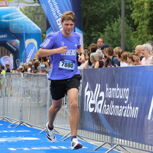 29.06.2025 - hella hamburg halbmarathon Strokosch-Dieckow http://msf.ph/oto/8353672 29.06.2025 10:30:52 Ziel 3379, 7055, 7880, 9381, 9508, 16508, 18871 meine-sportfotos.de