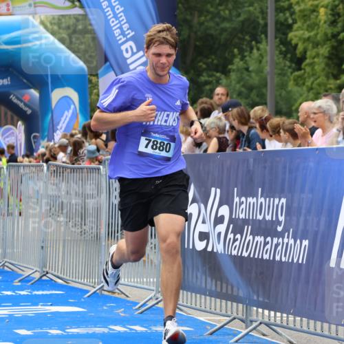 29.06.2025 - hella hamburg halbmarathon Strokosch-Dieckow http://msf.ph/oto/8353719 29.06.2025 10:30:52 Ziel 3379, 7055, 7880, 9381, 9508, 16508, 18871 meine-sportfotos.de
