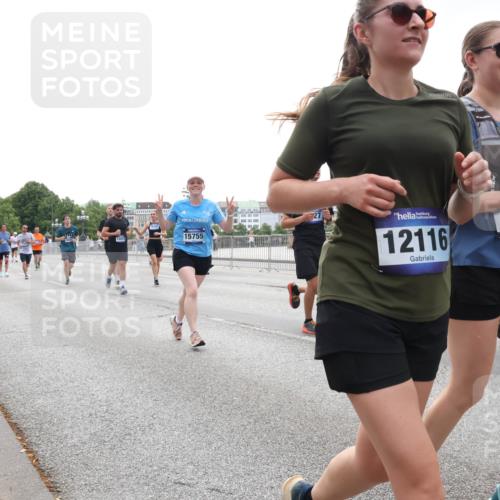 29.06.2025 - hella hamburg halbmarathon Lena Gebhardt http://msf.ph/oto/8353740 29.06.2025 10:38:49 Lombardsbrücke 15755, 12116, 415, 56, 1232, 1390, 1451, 1721, 1791, 2151, 2524, 2534, 2576, 2660, 2693, 3094, 3095, 3216, 3286, 3307, 3323, 3726, 3745, 3777, 3841, 3927, 4028, 4139, 4155, 4159, 4257, 4259, 4260, 4316, 4320, 4410, 4883, 4964, 5085, 5089, 5155, 5617, 5684, 5735, 5913, 6062, 6112, 6611, 6695, 6696, 6875, 7117, 7148, 7263, 7371, 7561, 7692, 7849, 8367, 8783, 9708, 9974, 9977, 10072, 10554, 13060 meine-sportfotos.de