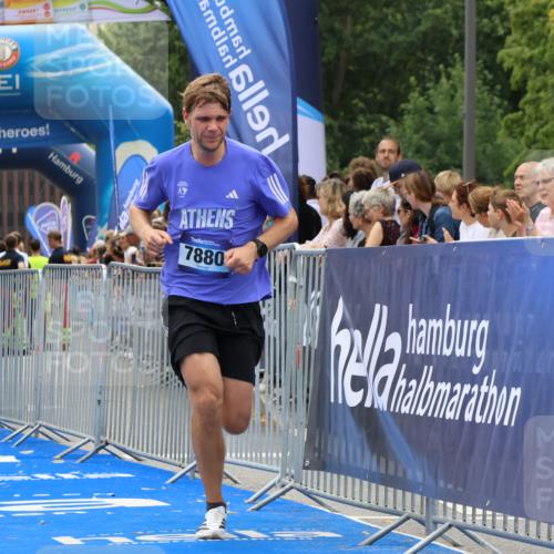 29.06.2025 - hella hamburg halbmarathon Strokosch-Dieckow http://msf.ph/oto/8353815 29.06.2025 10:30:52 Ziel 3379, 7055, 7880, 9381, 9508, 16508, 18871 meine-sportfotos.de