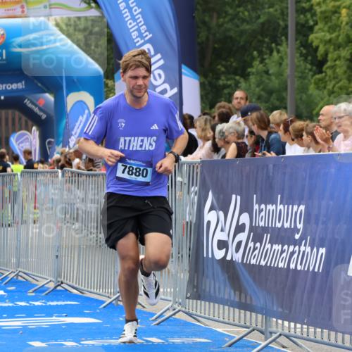 29.06.2025 - hella hamburg halbmarathon Strokosch-Dieckow http://msf.ph/oto/8353858 29.06.2025 10:30:52 Ziel 3379, 7055, 7880, 9381, 9508, 16508, 18871 meine-sportfotos.de