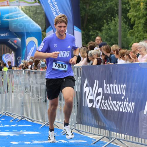 29.06.2025 - hella hamburg halbmarathon Strokosch-Dieckow http://msf.ph/oto/8353908 29.06.2025 10:30:52 Ziel 3379, 7055, 7880, 9381, 9508, 16508, 18871 meine-sportfotos.de