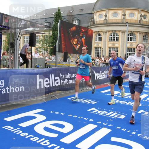 29.06.2025 - hella hamburg halbmarathon Michael Strokosch http://msf.ph/oto/8353932 29.06.2025 10:53:34 Ziel 1030, 1061, 1098, 1499, 1783, 2070, 3399, 5866, 6628, 6629, 11068, 12909, 13912, 15113, 15497, 17710, 18450, 18612 meine-sportfotos.de