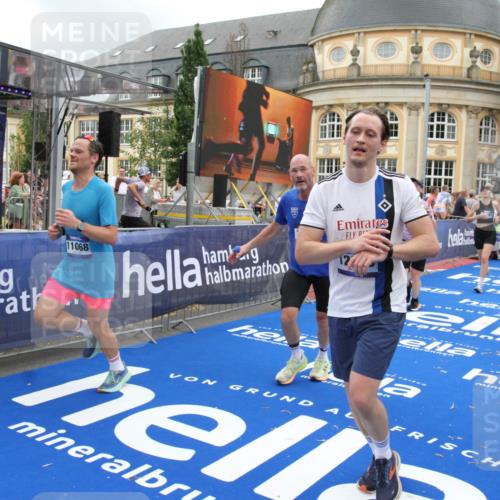 29.06.2025 - hella hamburg halbmarathon Michael Strokosch http://msf.ph/oto/8353990 29.06.2025 10:53:35 Ziel 1030, 1061, 1098, 1499, 1783, 2070, 3399, 5866, 6628, 11068, 12909, 13912, 15113, 15497, 15856, 17710, 18450, 18612 meine-sportfotos.de