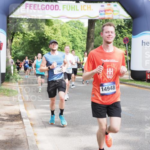 29.06.2025 - hella hamburg halbmarathon MichiJ http://msf.ph/oto/8353992 29.06.2025 10:41:40 Zwischen KM18-KM19 1327, 1410, 2354, 3791, 4903, 5319, 6260, 7973, 8394, 8514, 11184, 12362, 12489, 12526, 12584, 13912, 14948, 16047, 16110, 16375, 16868, 17734, 17803, 19177 meine-sportfotos.de