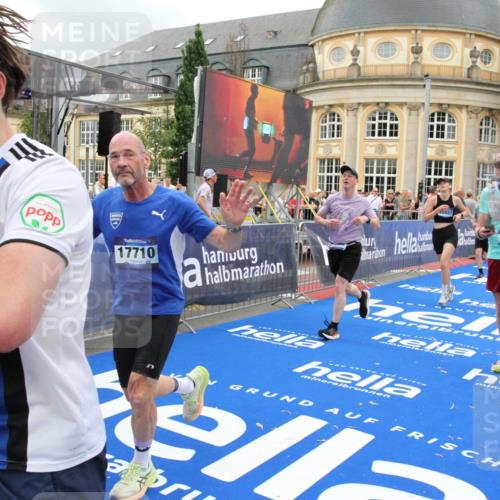 29.06.2025 - hella hamburg halbmarathon Michael Strokosch http://msf.ph/oto/8354033 29.06.2025 10:53:36 Ziel 1030, 1061, 1098, 1499, 1502, 1783, 2070, 3399, 5866, 6628, 6762, 10549, 11068, 12909, 13912, 15113, 15497, 15856, 17710, 18450, 18612, 18666 meine-sportfotos.de