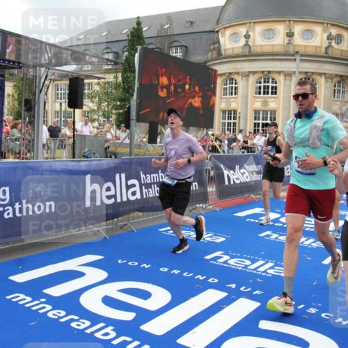 29.06.2025 - hella hamburg halbmarathon Michael Strokosch http://msf.ph/oto/8354067 29.06.2025 10:53:36 Ziel 1030, 1061, 1098, 1499, 1502, 1783, 2070, 3399, 5866, 6628, 6762, 10549, 11068, 12909, 13912, 15113, 15497, 15856, 17710, 18450, 18612, 18666 meine-sportfotos.de
