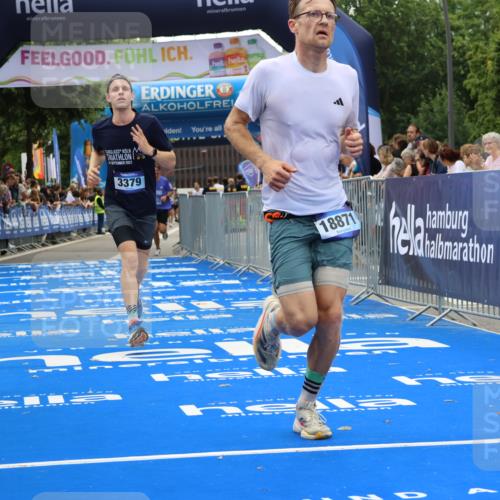 29.06.2025 - hella hamburg halbmarathon Strokosch-Dieckow http://msf.ph/oto/8354158 29.06.2025 10:30:47 Ziel 3379, 7055, 7481, 7880, 9381, 9508, 18871 meine-sportfotos.de