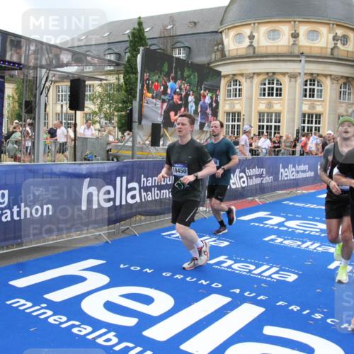 29.06.2025 - hella hamburg halbmarathon Michael Strokosch http://msf.ph/oto/8354214 29.06.2025 10:53:38 Ziel 1030, 1061, 1098, 1499, 1502, 1783, 2070, 2630, 3399, 3819, 5866, 6628, 6762, 10549, 12632, 13865, 15061, 15113, 15497, 15856, 17710, 18450, 18612, 18666, 18715 meine-sportfotos.de