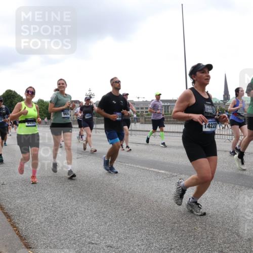 29.06.2025 - hella hamburg halbmarathon Lena Gebhardt http://msf.ph/oto/8354224 29.06.2025 10:48:02 Lombardsbrücke 4856, 1635, 9091, 96, 14800, 7427, 14222, 30, 1045, 1157, 1174, 1175, 1246, 1392, 1618, 1639, 1645, 1701, 1926, 2037, 2163, 2197, 2418, 2491, 2545, 2650, 2704, 2756, 2790, 2882, 2958, 3049, 3320, 3468, 3504, 3679, 3933, 4327, 4423, 4588, 4856, 5585, 5781, 5886, 5952, 6143, 7240, 7393, 7394, 7427, 7532, 7916, 7970, 8077, 8310, 8521, 8550, 8774, 9356, 9687, 9696, 9697, 9775, 9921, 10145, 10658, 10777, 10794, 10991, 11351, 11548, 11742, 11781, 11802, 11909, 12431 meine-sportfotos.de