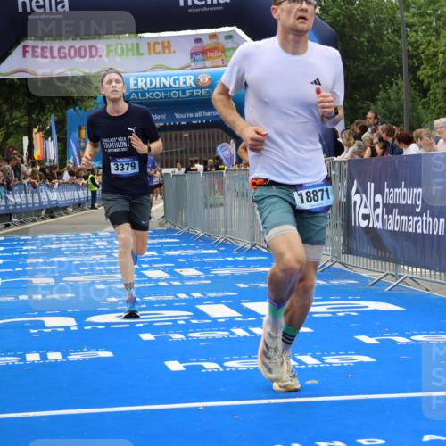 29.06.2025 - hella hamburg halbmarathon Strokosch-Dieckow http://msf.ph/oto/8354237 29.06.2025 10:30:47 Ziel 3379, 7055, 7481, 7880, 9381, 9508, 18871 meine-sportfotos.de