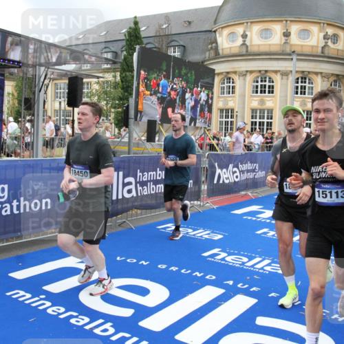 29.06.2025 - hella hamburg halbmarathon Michael Strokosch http://msf.ph/oto/8354254 29.06.2025 10:53:38 Ziel 1030, 1061, 1098, 1499, 1502, 1783, 2070, 2630, 3399, 3819, 5866, 6628, 6762, 10549, 12632, 13865, 15061, 15113, 15497, 15856, 17710, 18450, 18612, 18666, 18715 meine-sportfotos.de