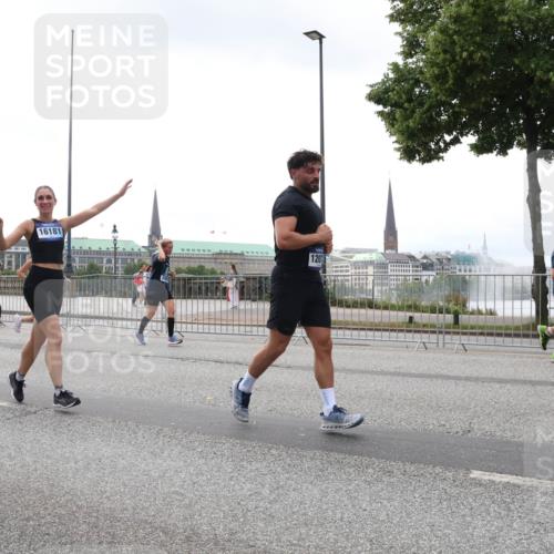 29.06.2025 - hella hamburg halbmarathon Lena Gebhardt http://msf.ph/oto/8354364 29.06.2025 10:38:53 Lombardsbrücke 18504, 16346, 16181, 120, 56, 1232, 1390, 1451, 1721, 2151, 2524, 2534, 2571, 2574, 2576, 2660, 2693, 2998, 3216, 3307, 3323, 3726, 3745, 3841, 3927, 4028, 4139, 4155, 4159, 4257, 4259, 4260, 4316, 4320, 4410, 4883, 4964, 5085, 5089, 5155, 5617, 5684, 5913, 6062, 6112, 6611, 6695, 6696, 6875, 7117, 7148, 7263, 7371, 7561, 7589, 7692, 7815, 7849, 8367, 8457, 8783, 9708, 9974, 9977, 10072, 10315, 10554, 13060 meine-sportfotos.de